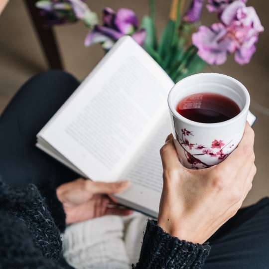 Eigenart Dekor Cherry Blossom / Frau mit Buch 1